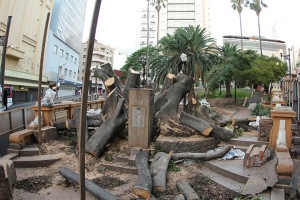 Destruição na praça Otávio Rocha, em Porto Alegre. 